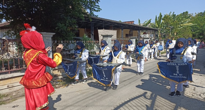 Drumband Citra Nada MTs Terpadu Miftahul Ulum Tampilkan Koreo di Desa Jatimulyo