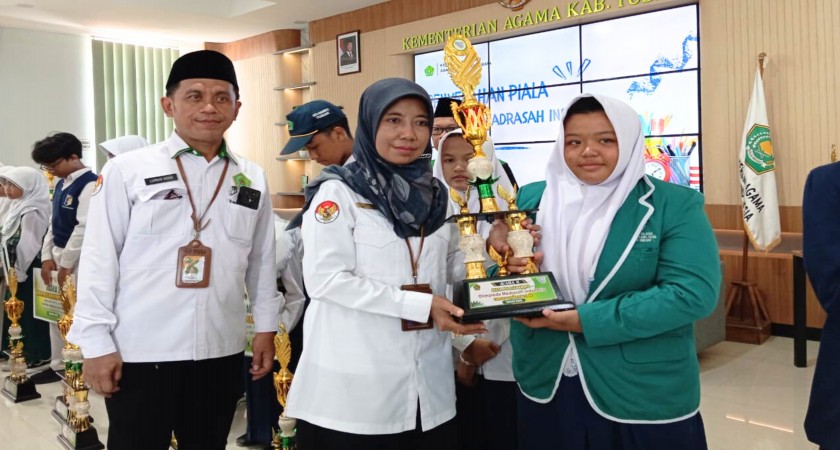 Siswa MTs Terpadu Miftahul Ulum Magersari Terima Piagam Juara OMI 2025