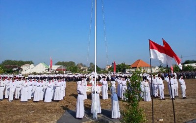 Siswa MTs Terpadu Miftahul Ulum Magersari Sebagai Petugas Upacara HUT ke-80 RI Desa Magersari