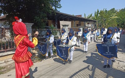 Drumband Citra Nada MTs Terpadu Miftahul Ulum Tampilkan Koreo di Desa Jatimulyo